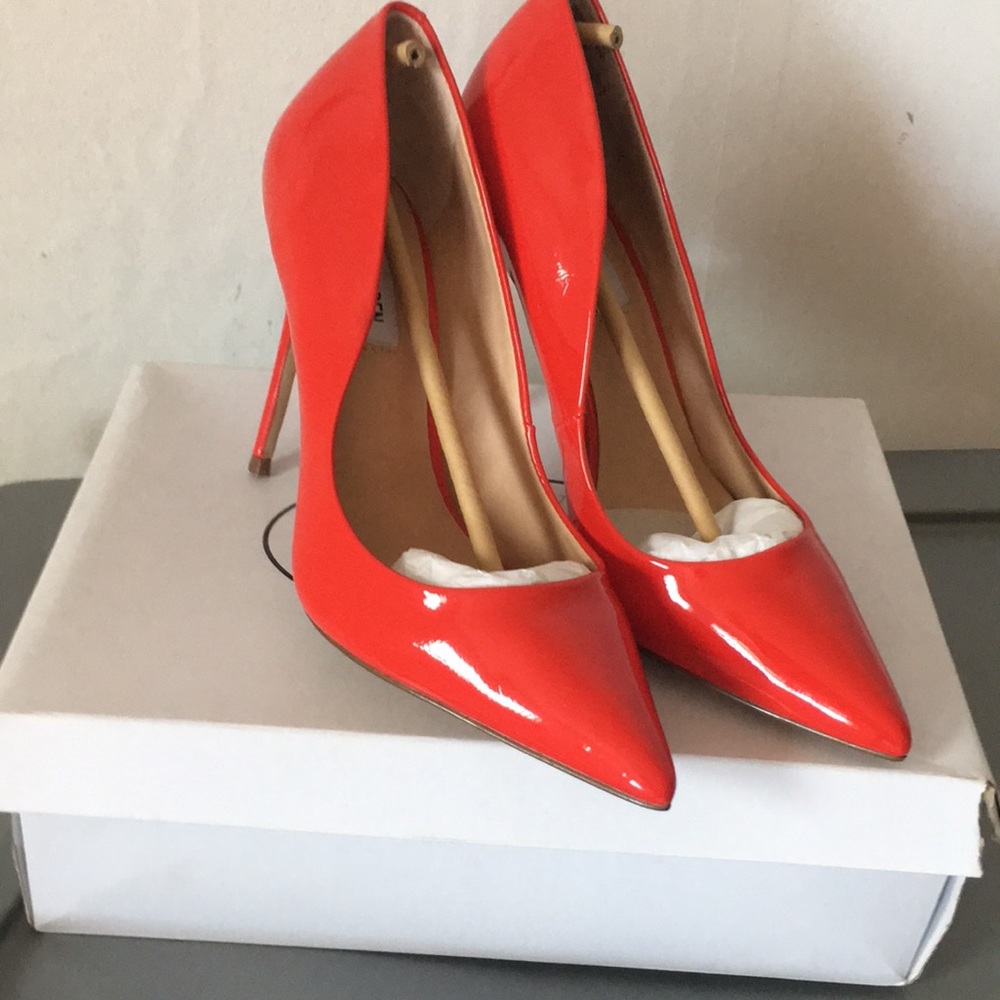 Steve Madden Daisie heels. new in box.
